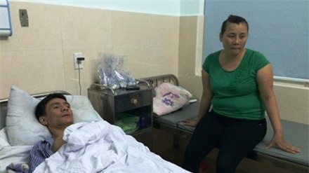 Ông Lưu Đình Thêm chưa hết sợ hãi mỗi lần nghĩ đến việc phải ra biển đánh lưới. Ảnh chụp tại Bệnh viện Việt - Tiệp (Hải Phòng) ngày 7/9