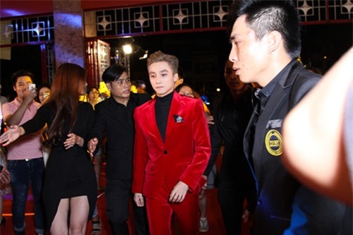 Cảnh tượng "trái ngang" của Sơn Tùng và Hồ Văn Cường - 1