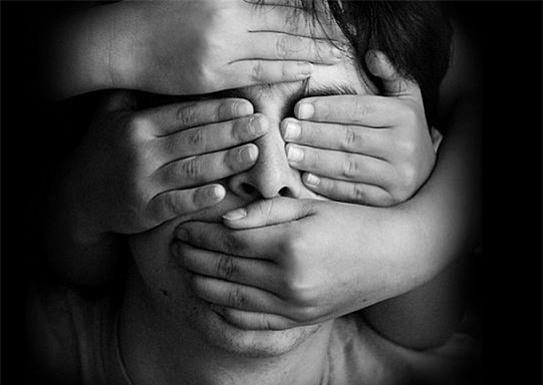 Be trai bi giup viec