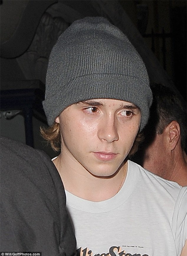 Brooklyn ủ rũ đi chơi cùng bố Beckham sau khi chia tay Chloe Moretz - Ảnh 3.