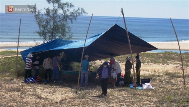 Hoảng hồn phát hiện xác nam thanh niên bị mất đầu và 2 tay trôi trên biển - Ảnh 1.