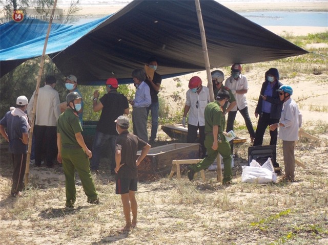 Hoảng hồn phát hiện xác nam thanh niên bị mất đầu và 2 tay trôi trên biển - Ảnh 2.