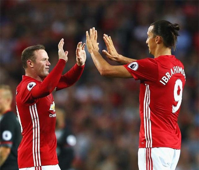 Mang bac si rieng toi MU, Ibra khien dong doi choang vang hinh anh 1