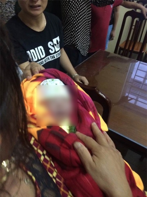 hn: nguoi nha mang xac hai nhi dat len ban giam doc bv hinh anh 1