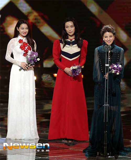 Nhã Phương nhận giải cùng Song Joong Ki và tài tử Diệp Vấn - Ảnh 2.