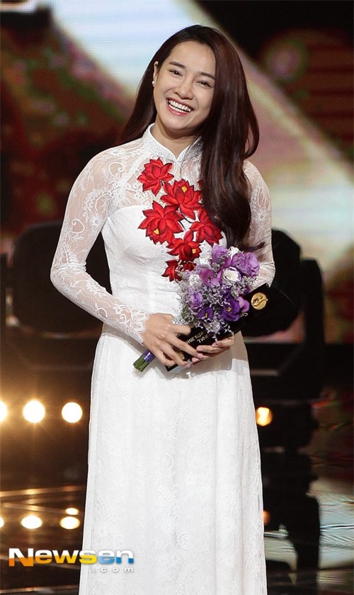Nhã Phương nhận giải cùng Song Joong Ki và tài tử Diệp Vấn - Ảnh 3.