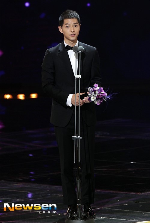 Nhã Phương nhận giải cùng Song Joong Ki và tài tử Diệp Vấn - Ảnh 6.