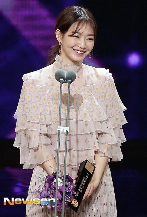 Nhã Phương nhận giải cùng Song Joong Ki và tài tử Diệp Vấn - Ảnh 7.
