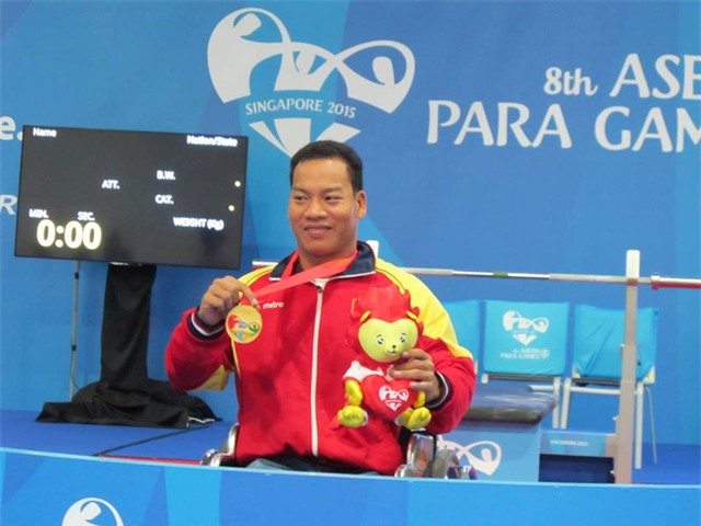 Hạnh phúc đã mỉm cười với nhà vô địch Paralympic Lê Văn Công - Ảnh 2.