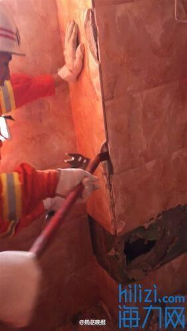 Ăn trộm xong định tẩu thoát bằng đường ống thông hơi như trong phim, cơ mà bị lỗi - Ảnh 1.