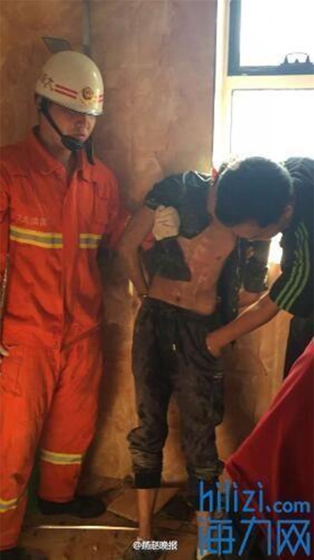 Ăn trộm xong định tẩu thoát bằng đường ống thông hơi như trong phim, cơ mà bị lỗi - Ảnh 3.