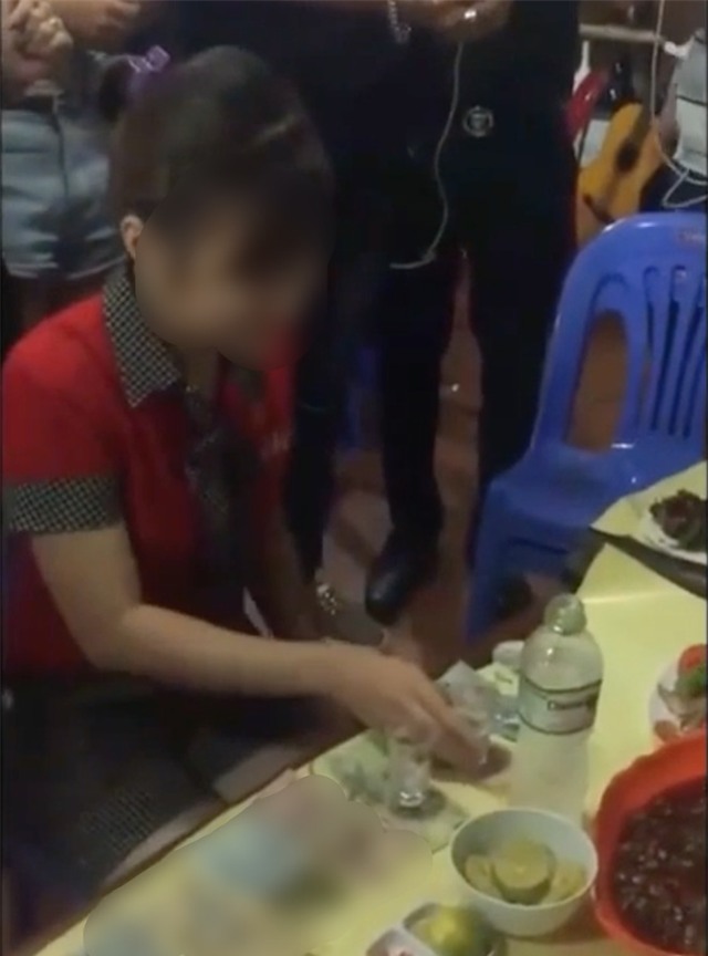 Phát sợ với nghề mới: Uống rượu kiếm tiền của hot girl - Ảnh 3.