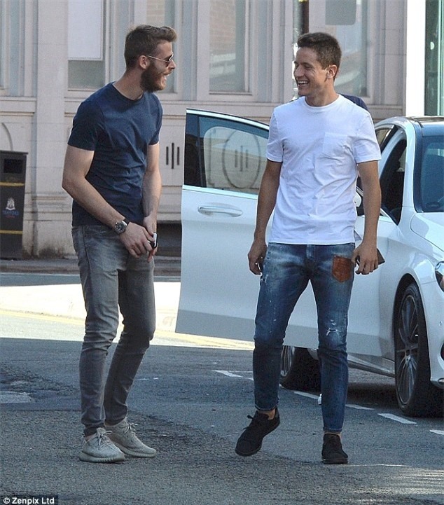 De Gea, Herrera, Rashford tranh thu xa hoi truoc them derby hinh anh 3