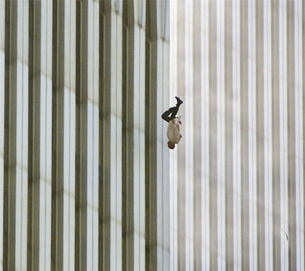 15 năm đã trôi qua, bức ảnh người đàn ông nhảy lầu trong thảm kịch 11/9 vẫn ám ảnh người xem - Ảnh 1.