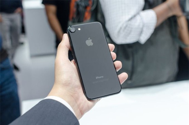 Vì sao Apple ra mắt iPhone 7 và 7 Plus đen bóng? - Ảnh 1.