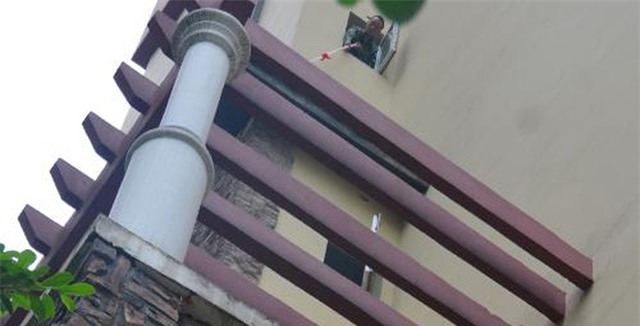 Cãi nhau với con dâu, mẹ chồng ném qua cửa sổ cả trăm triệu đồng