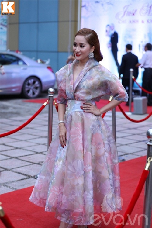 khanh thi rang ngoi xuat hien tai dam cuoi 