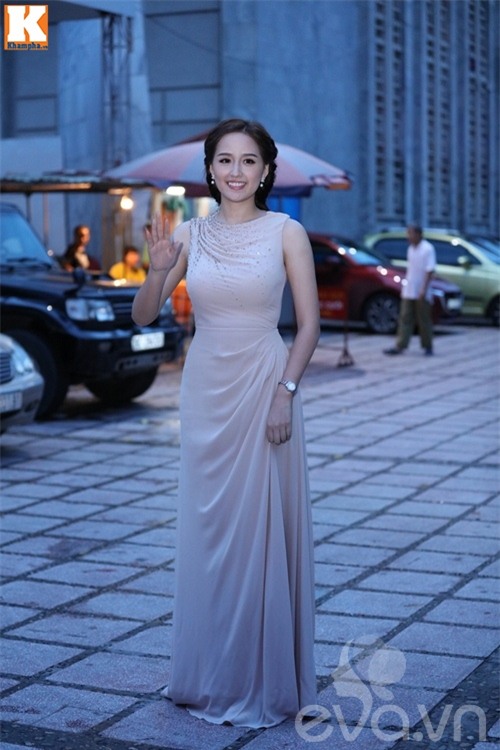 khanh thi rang ngoi xuat hien tai dam cuoi 