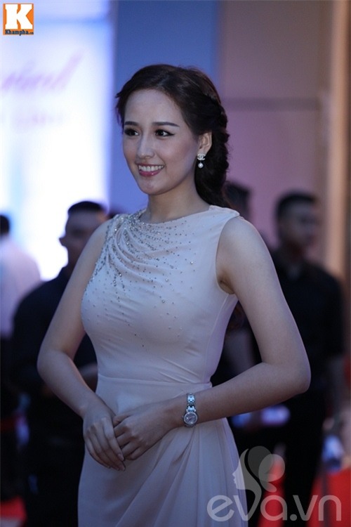 khanh thi rang ngoi xuat hien tai dam cuoi 