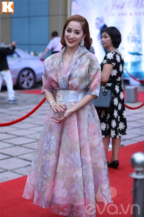 khanh thi rang ngoi xuat hien tai dam cuoi 