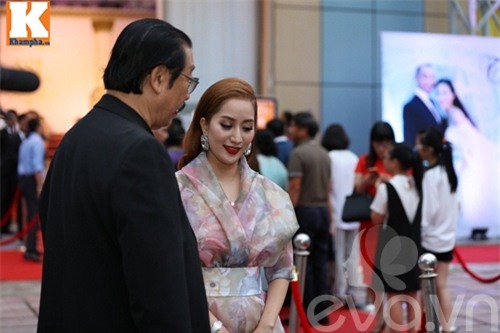 khanh thi rang ngoi xuat hien tai dam cuoi 