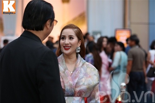 khanh thi rang ngoi xuat hien tai dam cuoi 