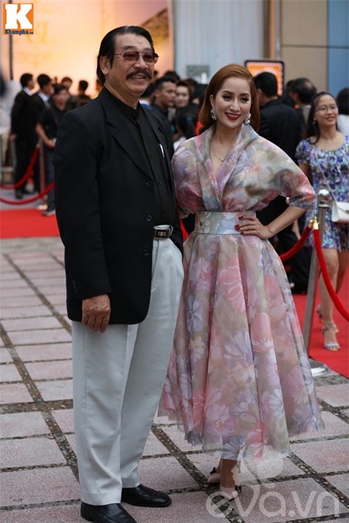 khanh thi rang ngoi xuat hien tai dam cuoi 