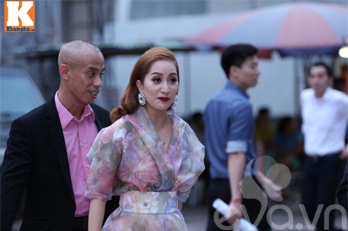 khanh thi rang ngoi xuat hien tai dam cuoi 