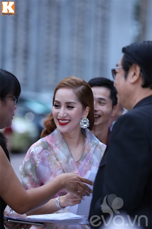 khanh thi rang ngoi xuat hien tai dam cuoi 