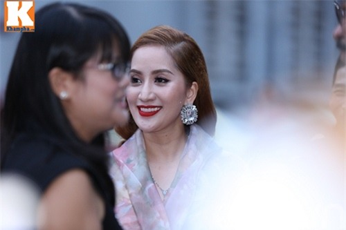 khanh thi rang ngoi xuat hien tai dam cuoi 