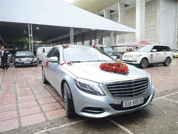 Đám cưới Chí Anh: Áo dát vàng 6000 USD, siêu xe 7 tỷ và... - Ảnh 5.