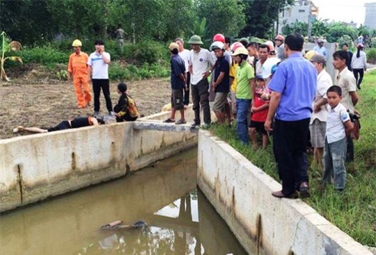 phat hien 2 nguoi dan ong tu vong canh quoc lo 10 - 1