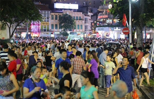 Tre em lien tuc di lac sau 2 tuan khai truong pho di bo hinh anh 2