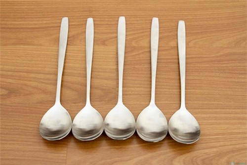meo trang diem tu a - z chi voi chiec thia inox - 1