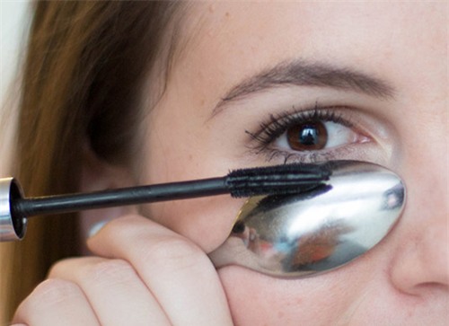 meo trang diem tu a - z chi voi chiec thia inox - 4