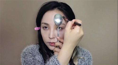 meo trang diem tu a - z chi voi chiec thia inox - 6