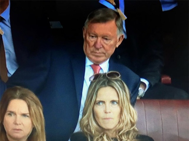 Gương mặt như đâm lê của Alex Ferguson khi chứng kiến Man Utd bị kình địch cho ăn hành - Ảnh 2.