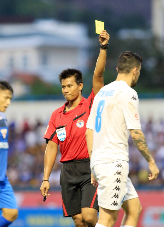 
Trọng tài người Singapore sử dụng nhiều thẻ phạt ở trận đấu này - Ảnh: Gia Hưng
