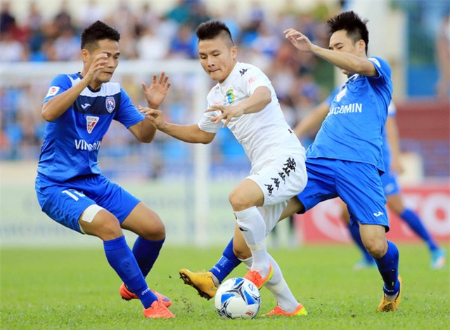 Hà Nội T&T (trắng) tiến sát ngôi vô địch V-League - Ảnh: Gia Hưng
