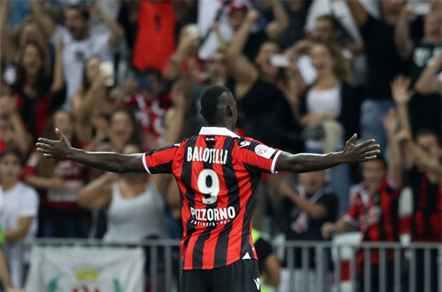 Balotelli lập cú đúp giúp đội bóng mới leo lên ngôi nhì bảng - Ảnh 4.