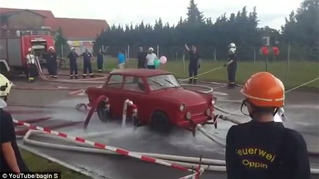 Video: Dùng vòi nước phun cho ô tô bay lên cao - 1