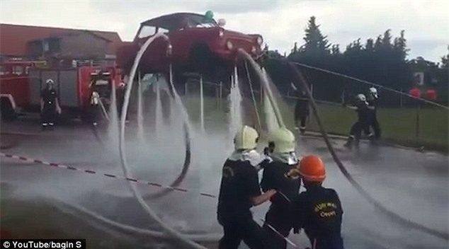 Video: Dùng vòi nước phun cho ô tô bay lên cao - 3