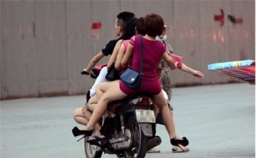 người vận chuyển, xe ôm, chân dài, xe ôm chở gái, bán phấn buôn hương, địa bàn làm ăn