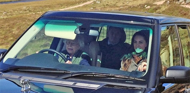 Nữ hoàng Anh tự lái xe đưa cháu dâu đi dạo quanh lâu đài ở Scotland - Ảnh 1.