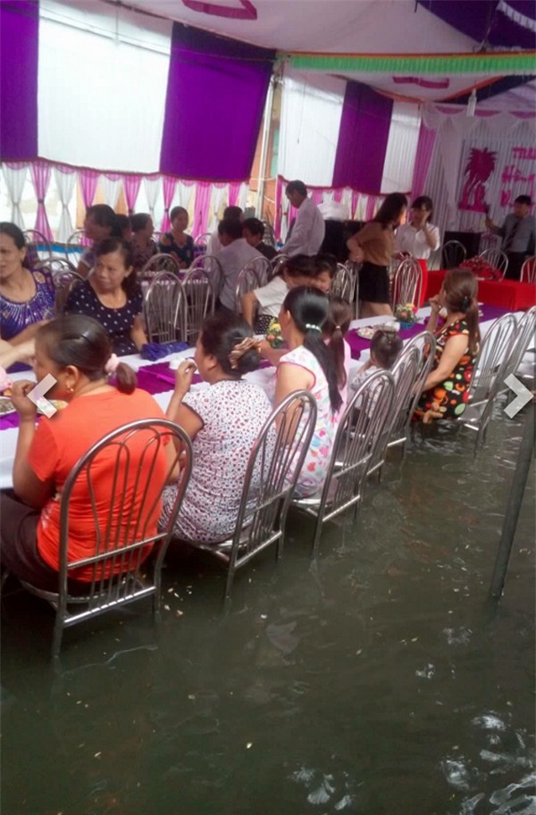 Những vị khách ngồi ăn... trên nước vẫn tươi cười, rộn ràng