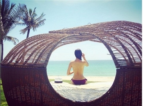 Đầu tháng 6, Phạm Hương&nbsp;chia sẻ một số&nbsp;ảnh bán nude trên tài khoản mạng xã hội. Trong&nbsp;hình, Hoa hậu Hoàn vũ 2015&nbsp;chỉ mặc quần tắm, chụp từ phía sau, khoe trọn lưng trần. Bài đăng táo bạo của Phạm Hương trở thành một trong những tin tức sao Việt gây xôn xao dư luận thời điểm bấy giờ. - Tin sao Viet - Tin tuc sao Viet - Scandal sao Viet - Tin tuc cua Sao - Tin cua Sao