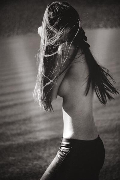 Siêu mẫu Hà Anh&nbsp;từng khiến nhiều người khâm phục và thay đổi thái độ về nghề mẫu khi&nbsp;tiết lộ câu chuyện đằng sau hình ảnh bán khỏa thân thực hiện tại sa mạc ở Mỹ: 