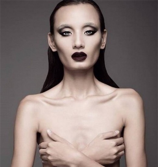 Đầu tháng 6/2014, người mẫu Lê Thúy xuất hiện trong bộ ảnh thời trang với những shoot hình ôm ngực trần.&nbsp;Tuy nhiên, nhiều người cho rằng&nbsp;thay vì đem lại hình ảnh gợi cảm, thân hình gầy gò của Lê Thúy chỉ mang tới nét thiếu sức sống, ốm yếu và tiều tụy. - Tin sao Viet - Tin tuc sao Viet - Scandal sao Viet - Tin tuc cua Sao - Tin cua Sao