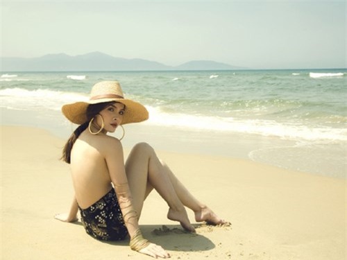 Mới đây, trong một chuyến lưu diễn tại thành phố biển Đà Nẵng, Yến Trang tranh thủ ghi lại hình ảnh đẹp của mình. Người đẹp&nbsp;mạnh dạn thực hiện những khoảnh khắc đẹp với concept bán khỏa thân&nbsp;đầy gợi cảm. Ngay sau khi được tung ra, bộ ảnh mới đầy sexy, nóng bỏng của nữ ca sĩ đã lan truyền nhanh chóng và nhận lại 