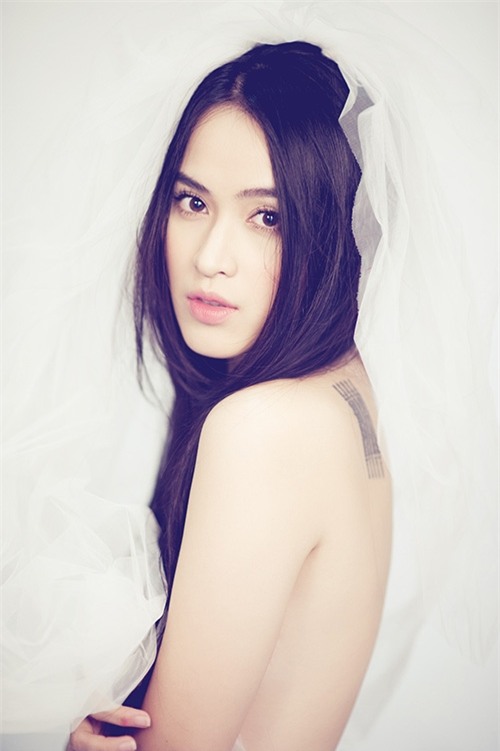 Vốn được khán giả biết đến với hình tượng dịu dàng, kín đáo, bởi vậy nên khi Tú Vi tung bộ ảnh bán nude, khoe tấm lưng trần cuốn hút và hình xăm cá tính, nhiều khán giả đã vô cùng ngạc nhiên và ngỡ ngàng trước sự táo bạo của nữ diễn viên. Hình ảnh Tú Vi đội khăn voan mỏng,